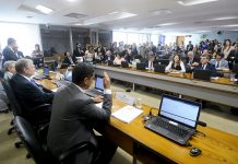 Após acordo, votação da reforma trabalhista é transferida para terça