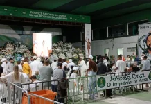 Família e fãs se despedem de Arlindo Cruz em velório neste sábado (9)