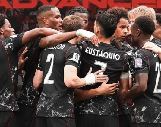 Com gol nos acréscimos, Canadá vence África do Sul e se garante para às oitavas de final