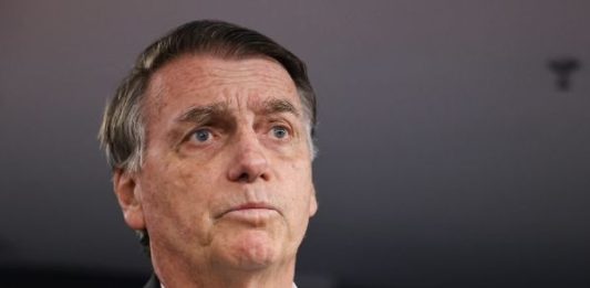 Arma registrada em nome de Bolsonaro é apreendida durante blitz da PM no DF